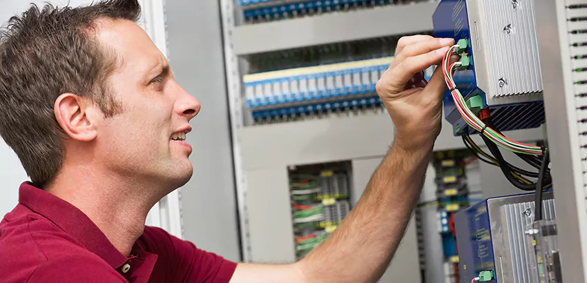 Offshore and Petroleum Facility Electrician in Franklin